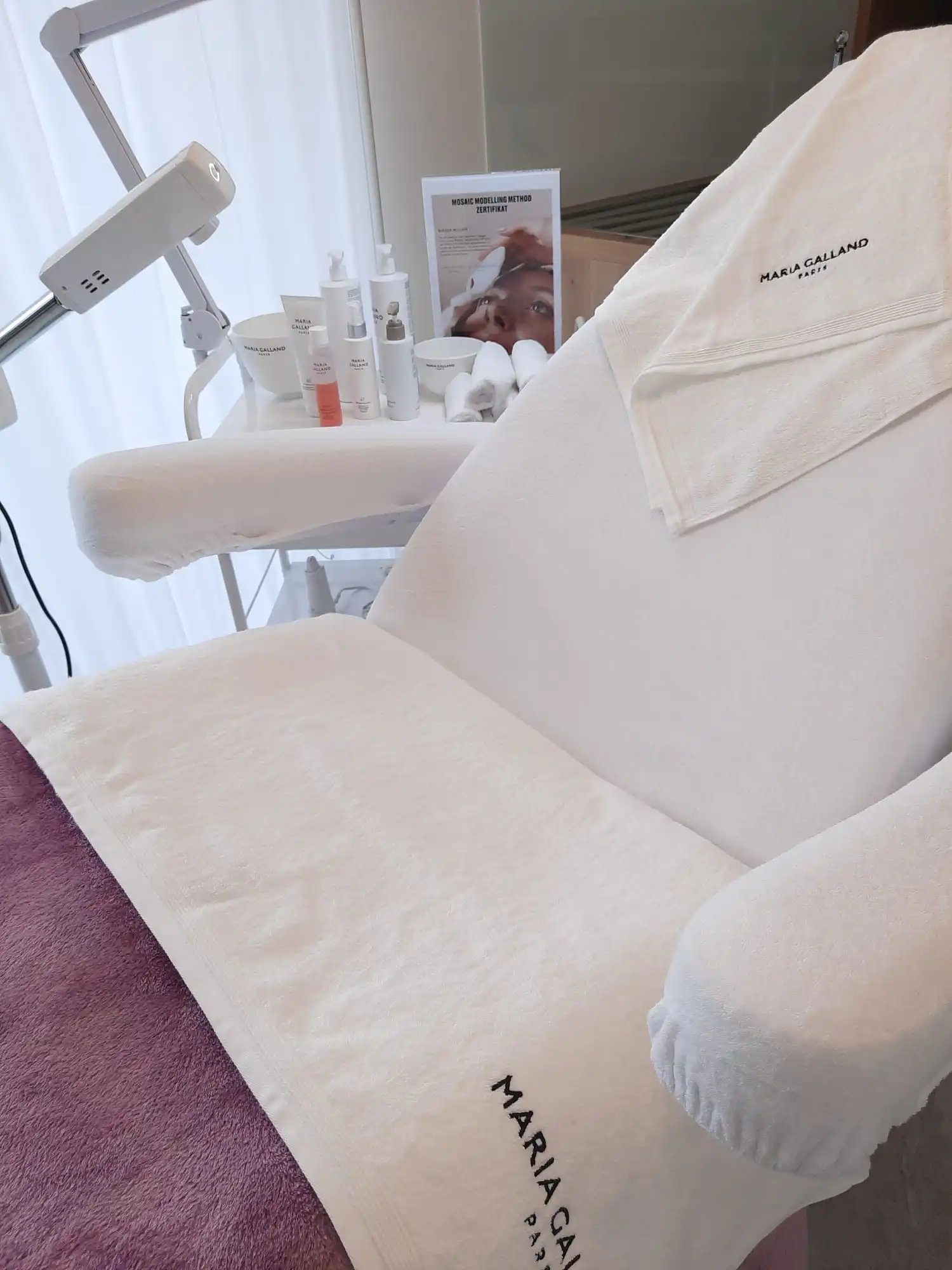 Heller Behandlungsraum mit Behandlungsliege